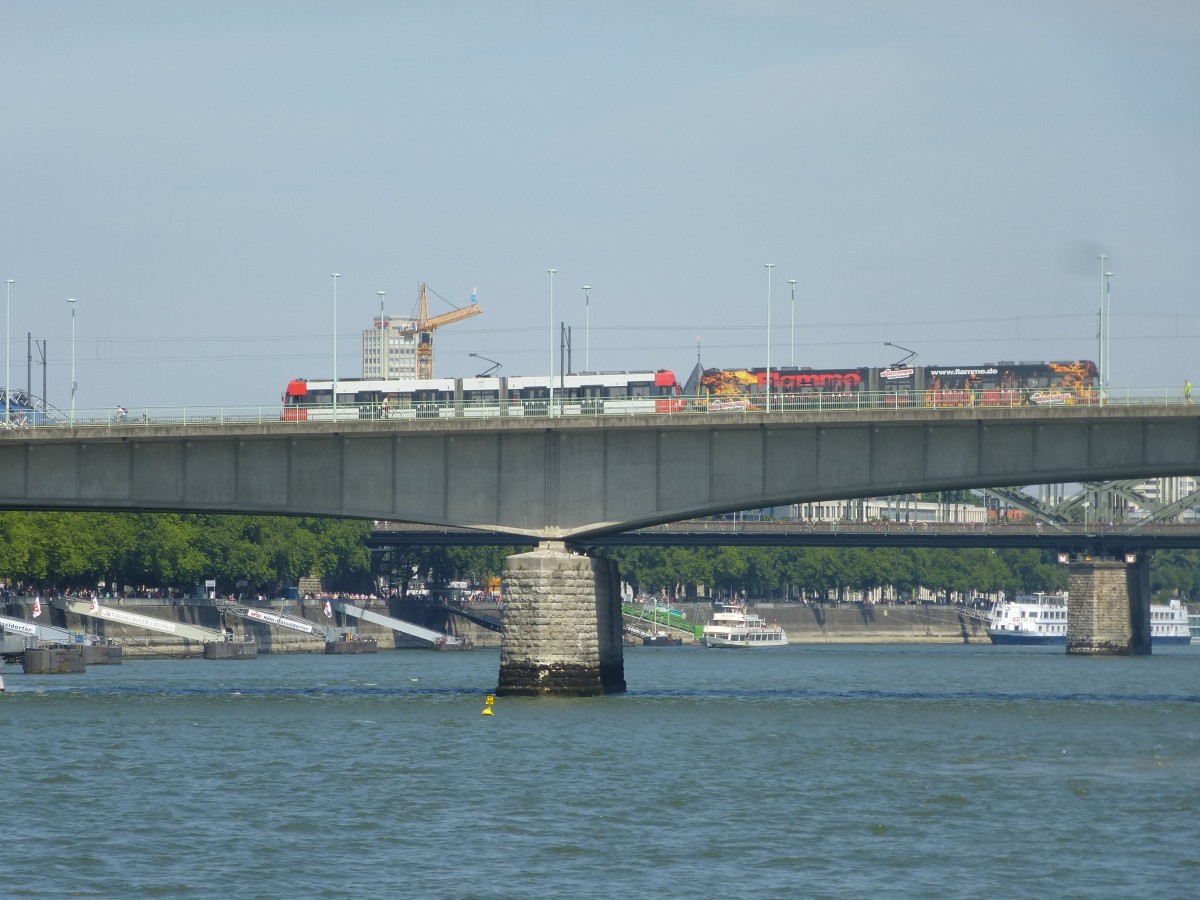 Am 02.08.2015 fährt hier gerade eine Stadtbahn über die Deutzer Brücke in Richtung Innenstadt.