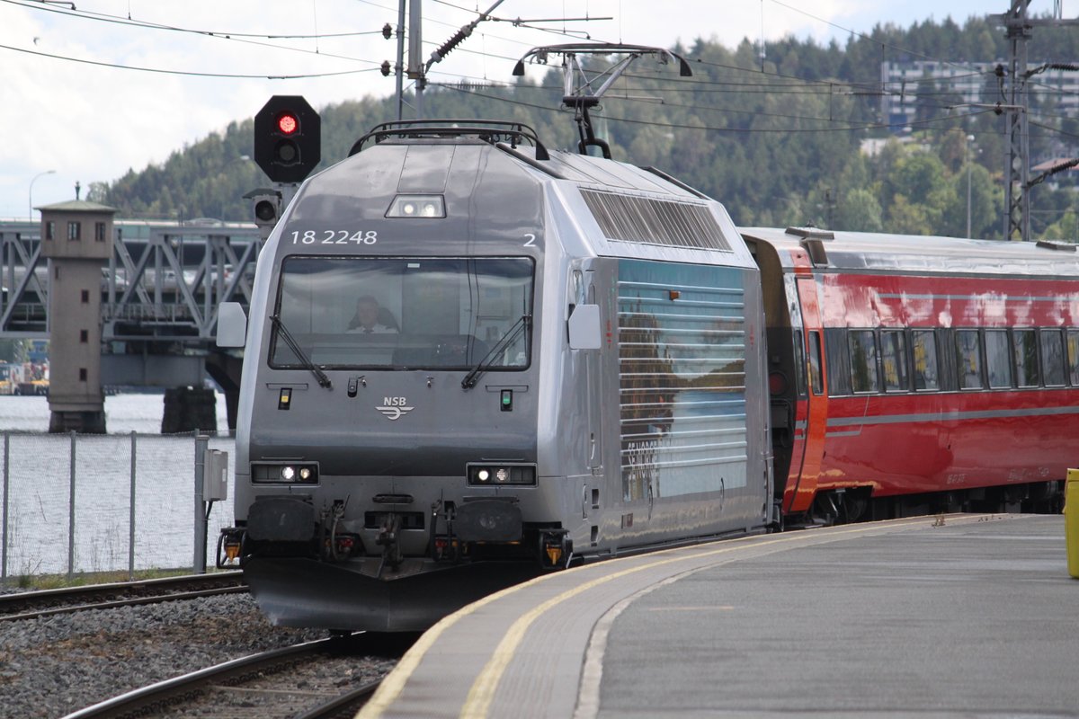 Am 02.08.2017 erreicht ein REG nach Bergen den Bahnhof Drammen.