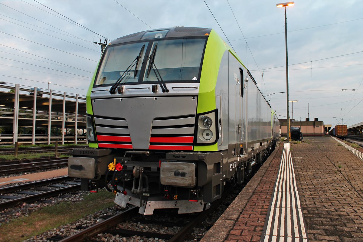Am 02.08.2017 stand Re 475 406, noch ohne Beklebung, zusammen mit der Re 475 407 abgestellt auf dem südlichen Stumpfgleis von Bahnsteig 2/3 im Badischen Bahnhof von Basel und warteten auf ihre Weiterfahrt nach Spiez.
