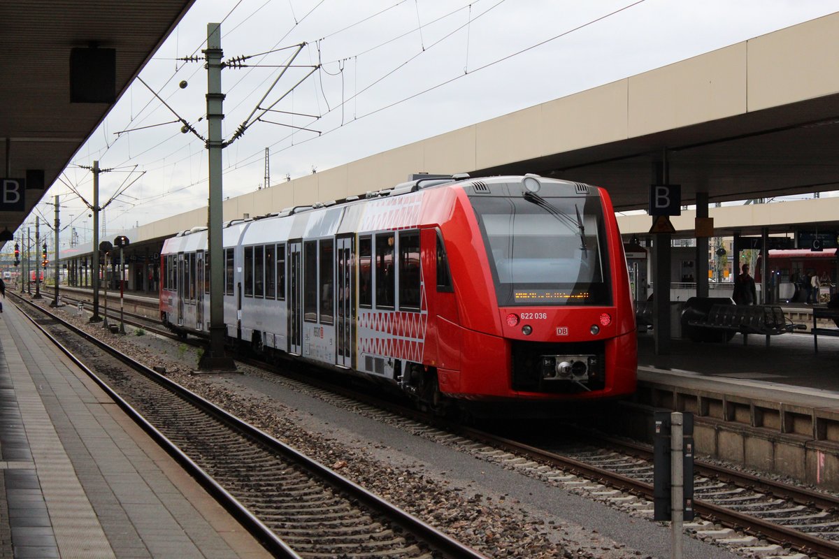 Am 02.10.2017 steht 622 036 als RB13597 nach Fürth im Hauptbahnhof von Mannheim.