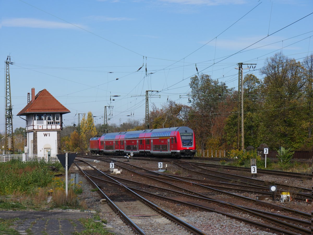 Am 02.11.2018 verließ der RE30 wie so oft den Bahnhof Köthen in Richtung Magdeburg.
Noch bis zur (Fast-)Vollsperrung im jahr 2019 präsentiert sich das Gleisvorfeld in diesem Zustand.