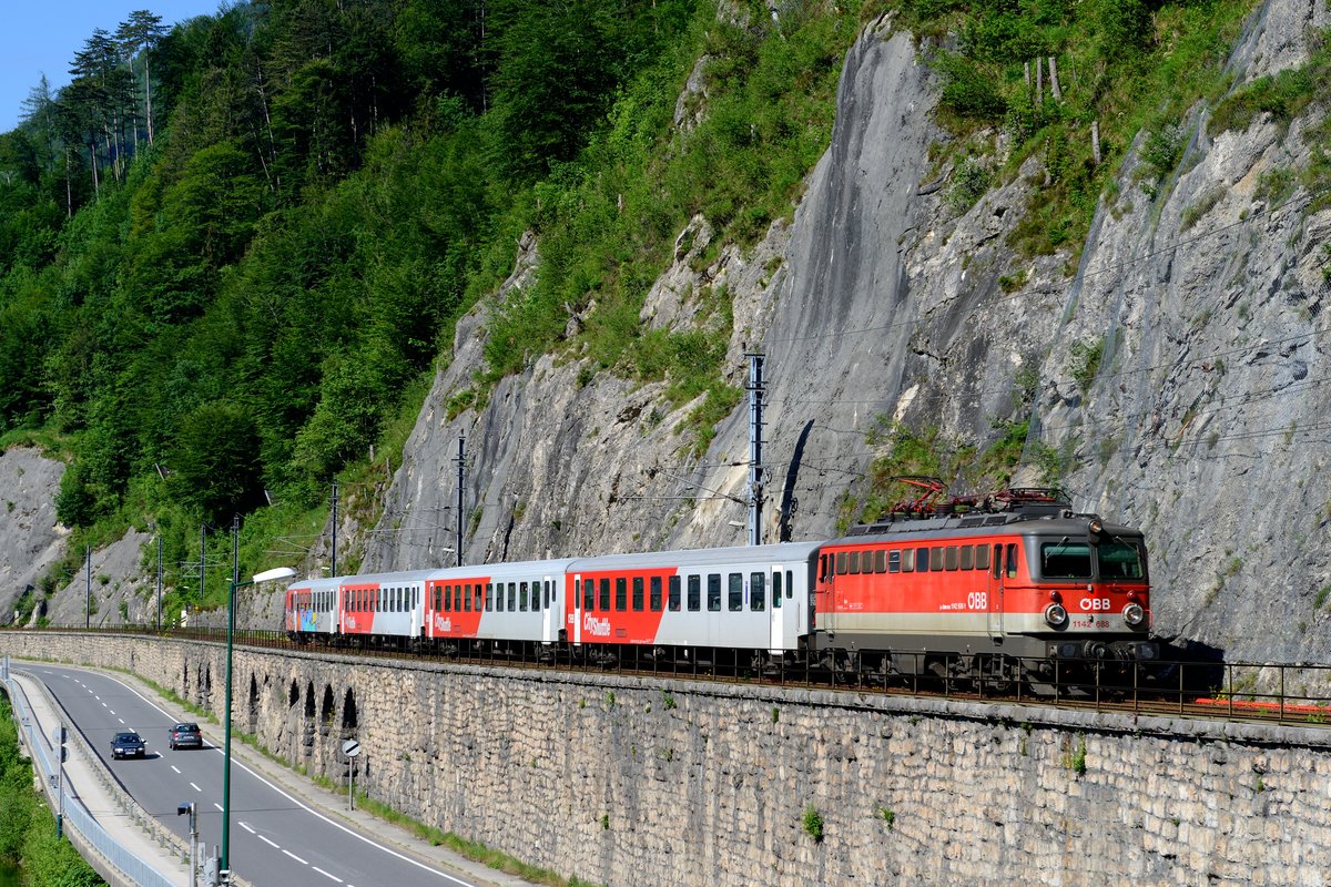 Am 03. Juni 2015 zog die 1142.688 den REX 3413 nach Attnang-Puchheim am Ufer des Trainees entlang, hier aufgenommen kurz hinter Ebensee.