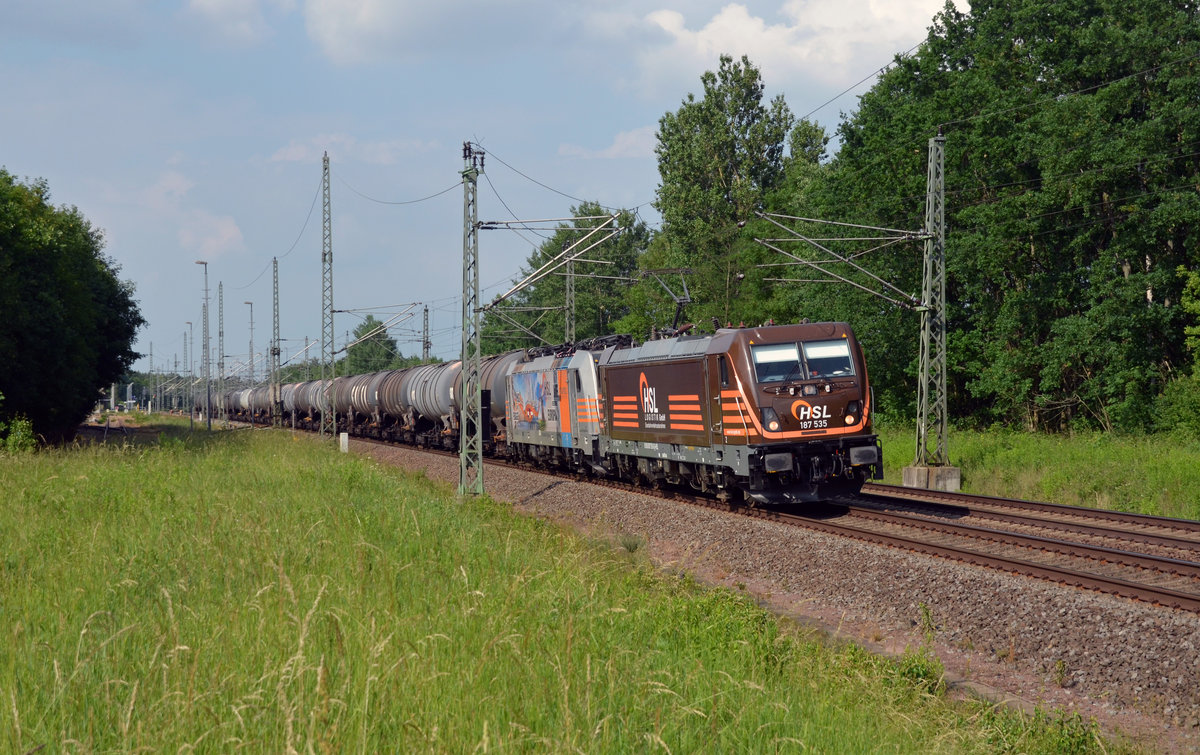 Am 03.06.18 führte 187 535 neben einem Kesselwagenzug noch eine weitere HSL-Lok durch Muldenstein Richtung Bitterfeld.