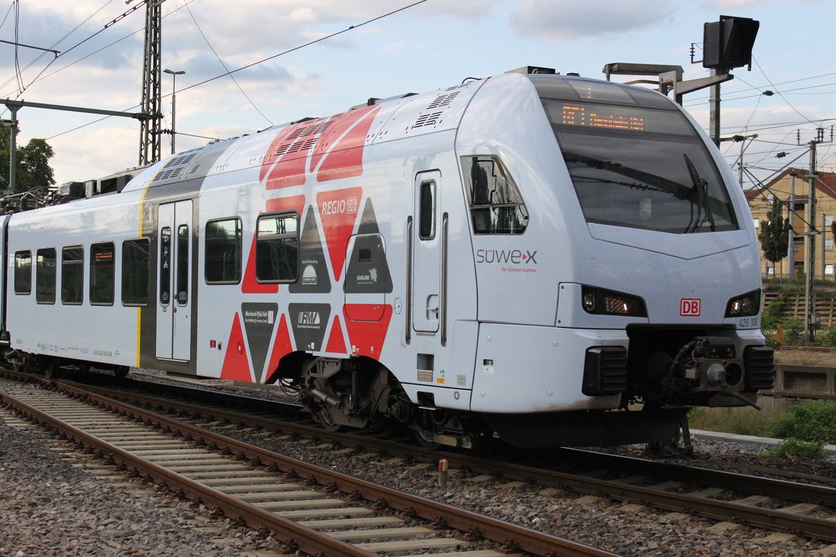 Am 03.09.2015 erreicht ein Süwex Flirt3 als RE1 aus Koblenz seinen Endbahnhof Mannheim.