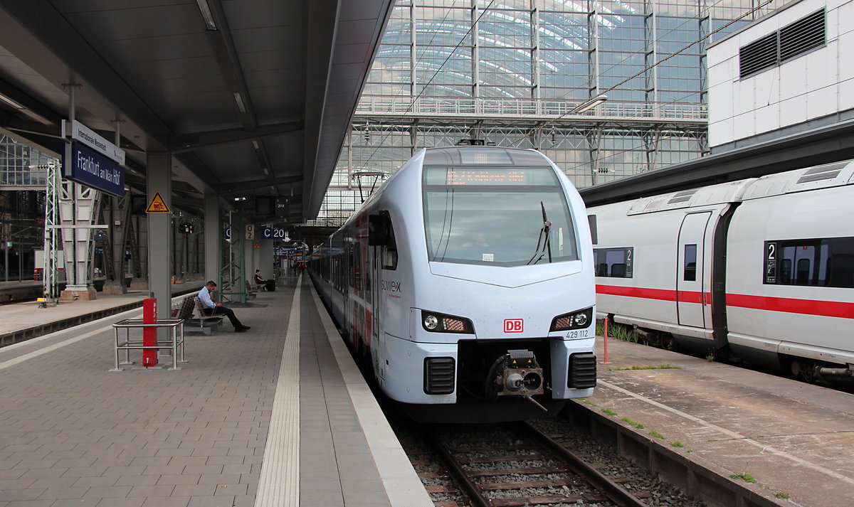 Am 03.09.2017 stehen 429 112 und 429 419 als RE 4260 (Frankfurt (Main) Hbf - Koblenz Hbf) in Frankfurt zur Abfahrt bereit.