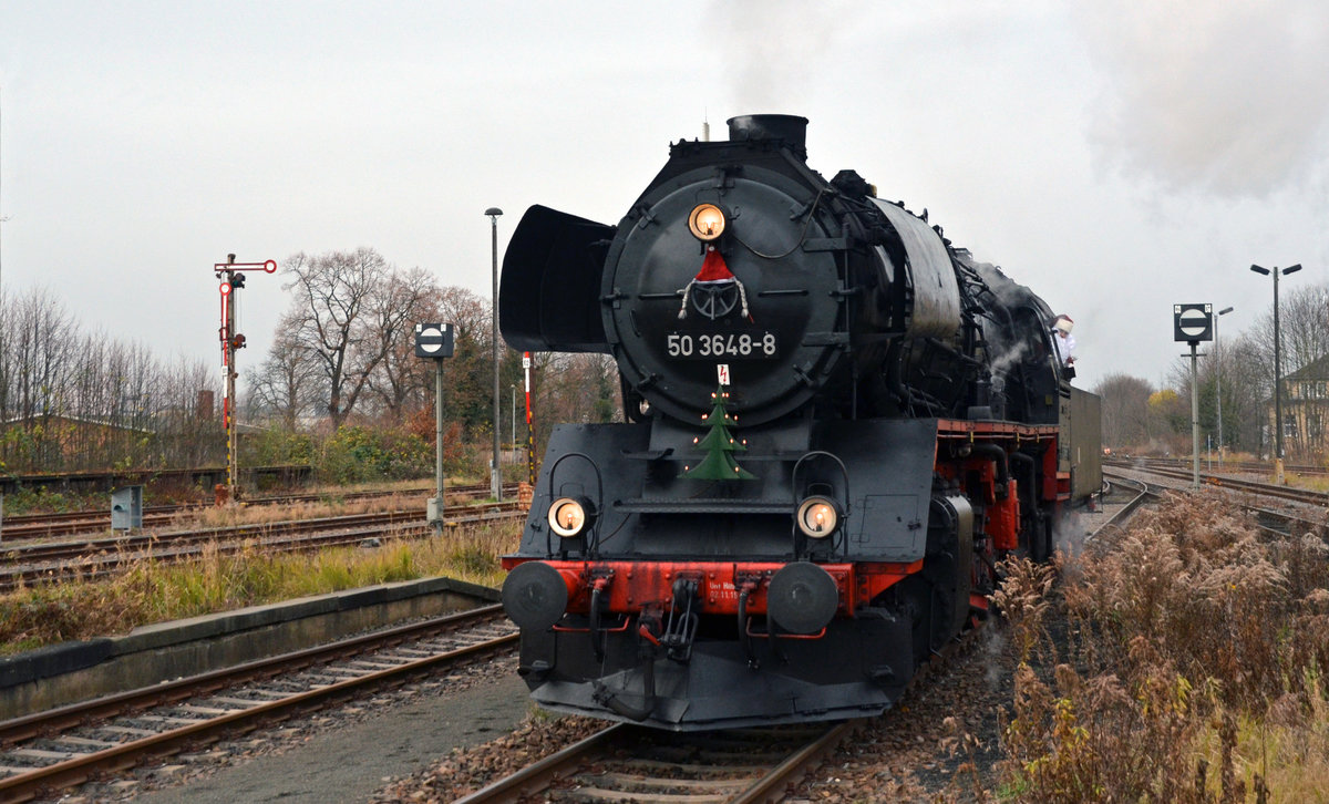 Am 03.12.17 fuhren die Leipziger Eisenbahnfreunde von Leipzig-Plagwitz nach Zeitz. Da ihre eigene 52er nicht eingesetzt werden konnte wurde der Zug mit der Chemnitzer 50 3648 bespannt. Hier setzt sie im Bahnhof Zeitz um.