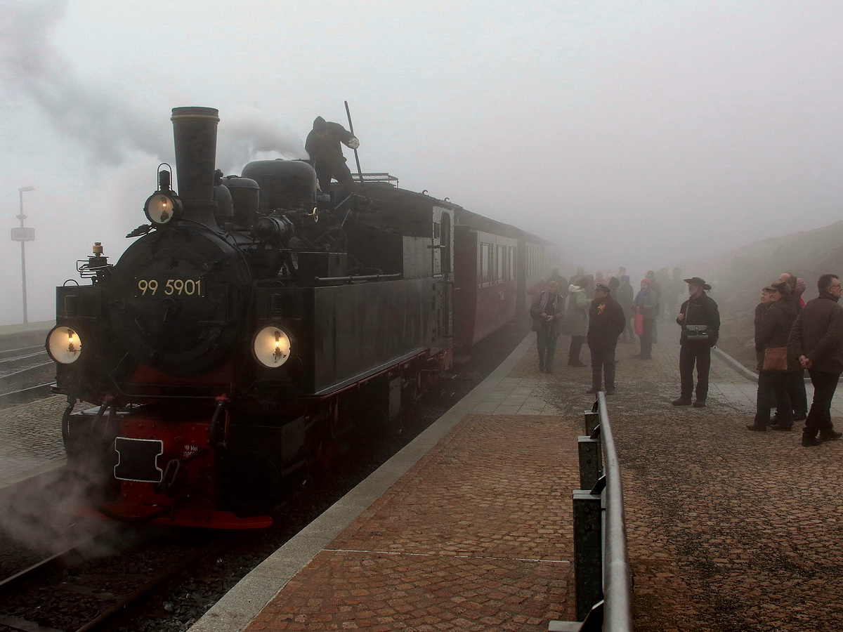 Am 04. November 2017 steht 99 5901 mit Ihrem Sonderzug im Bahnhof Brocken bei typischen Brockenwetter.