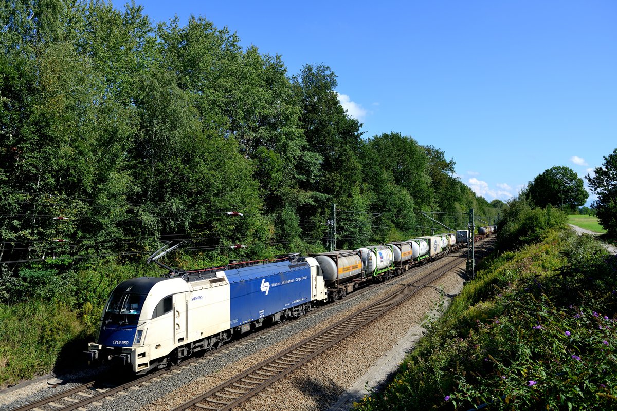 Am 04. September 2017 liess sich aufgrund der Bauarbeiten auf der KBS 880 auch die Wiener Lokalbahn auf der KBS 950 blicken. Der DGS 42952 von Wien Donaukaibahnhof nach Rheinhausen wurde mir freundlicherweise vorgemeldet - mit 1216.950 war die Bespannung auch attraktiv. Am frühen Nachmittag bietet sich für nordwärts fahrende Züge allerdings nur die südliche Bahnhofseinfahrt von Ostermünchen an - wenig spektakulär, das Motiv soll der Vollständigkeit halber aber auch einmal gezeigt werden....