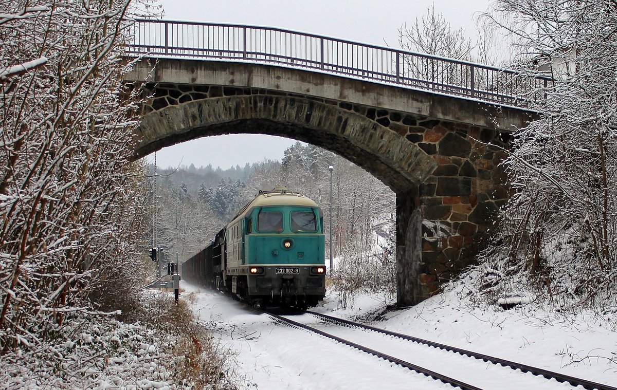 Am 04.02.18 brachte die G2000 (272 407) einen Zug mit Abraum von Stuttgart bis Hof Hbf.
CTHS 232 002-8 hat ab Hof Hbf bis Gera Hbf übernommen.
Hier ist der Zug im verschneiten Hohenleuben zu sehen.


