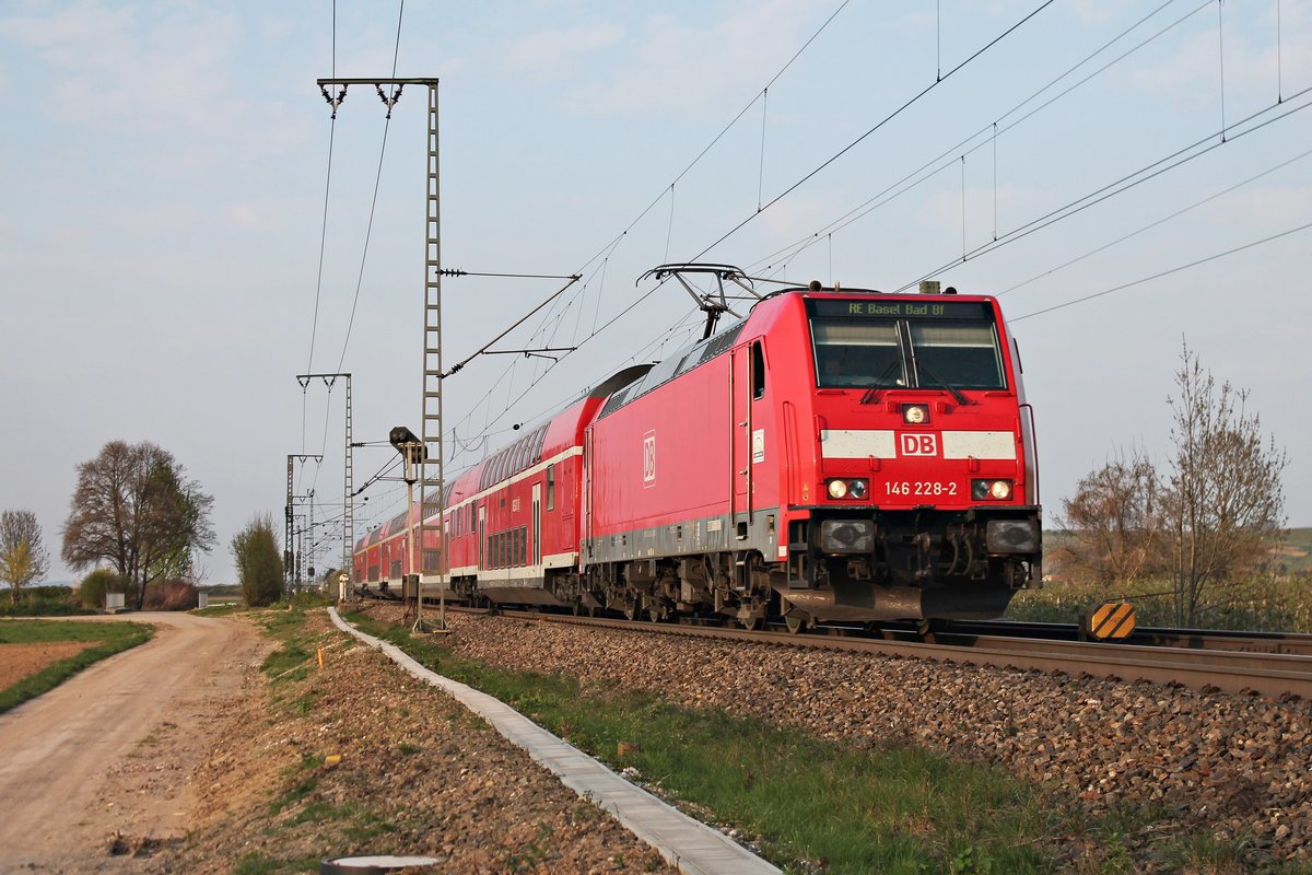 Am 04.04.2017 bespannte 146 228-2 einen RE (Offenburg - Basel Bad Bf), als sie nördlich von Müllheim (Baden) durchs Markgräflerland gen Schweiz fuhr.