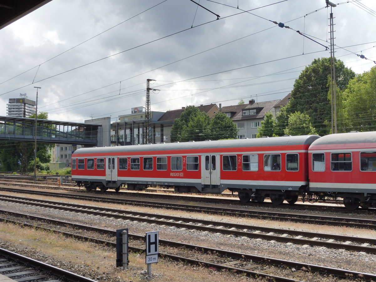 Am 04.06.17 sonnte sich der D-DB 50 80 22-34 588-0 Bnrz 452.1 in Ulm am Hbf