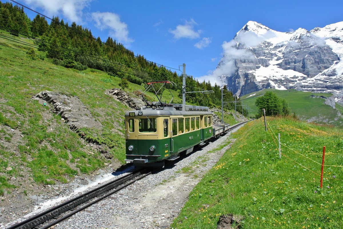 Am 04.07.2016 verkehrte der BDeh 4/4 Nr. 109 mit 2 beladenen Kippwagen zur kleinen Scheidegg. Das Baumaterial wird fr den Ausbau eines Abstellgleises der JB. Das Bild entstand zwischen Wengernalp und kleine Scheidegg.