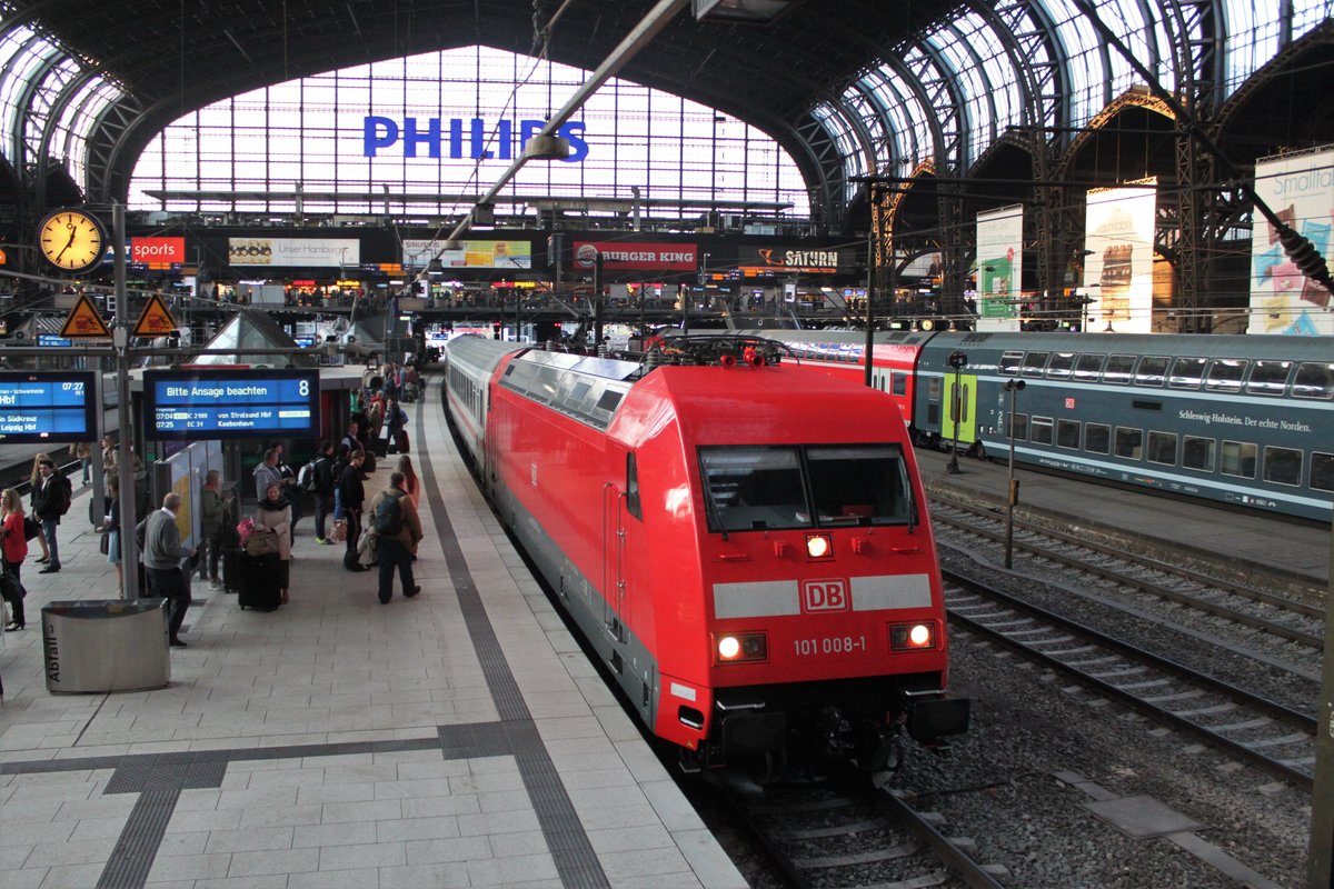 Am 04.09.2017 erreicht 101 008 mit IC2189 aus Stralsund den Hauptbahnhof Hamburg.