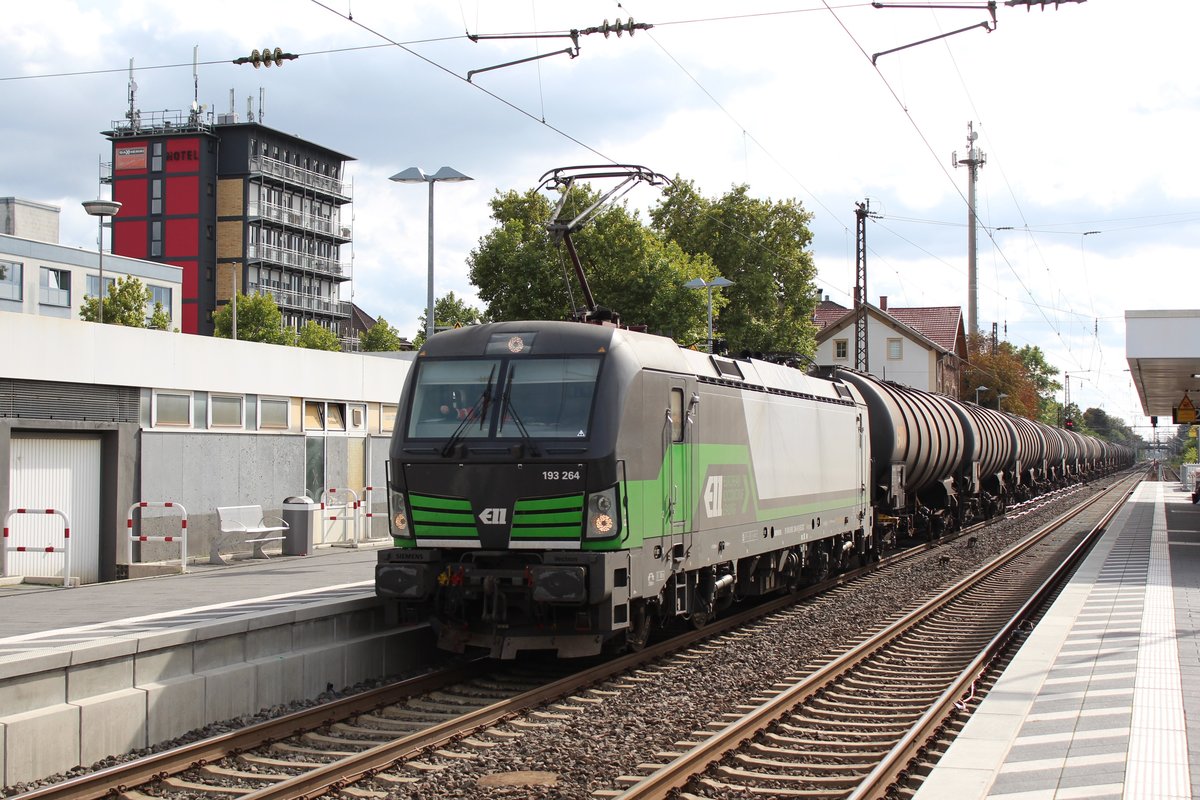 Am 04.10.2017 durchfährt 193 264 mit einem Kesselwagenzug den Bahnhof Frankenthal in Richtung Mainz.