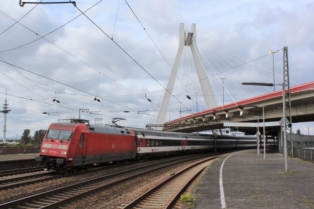 Am 04.10.2017 durchfährt EC9 den Hauptbahnhof von Ludwigshafen in Richtung Mannheim.