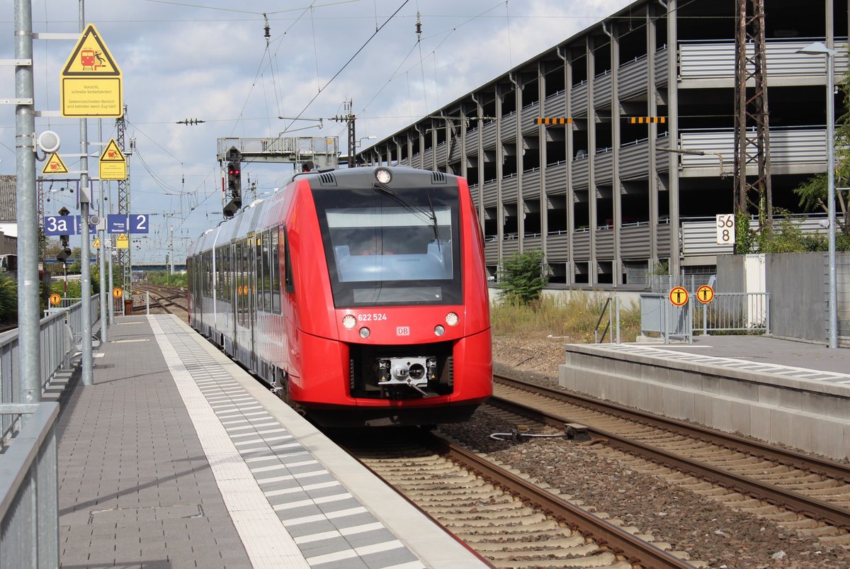 Am 04.10.2017 durchfährt ein Lint der Baureihe 622 den Bahnhof Frankenthal in Richtung Ludwigshafen.