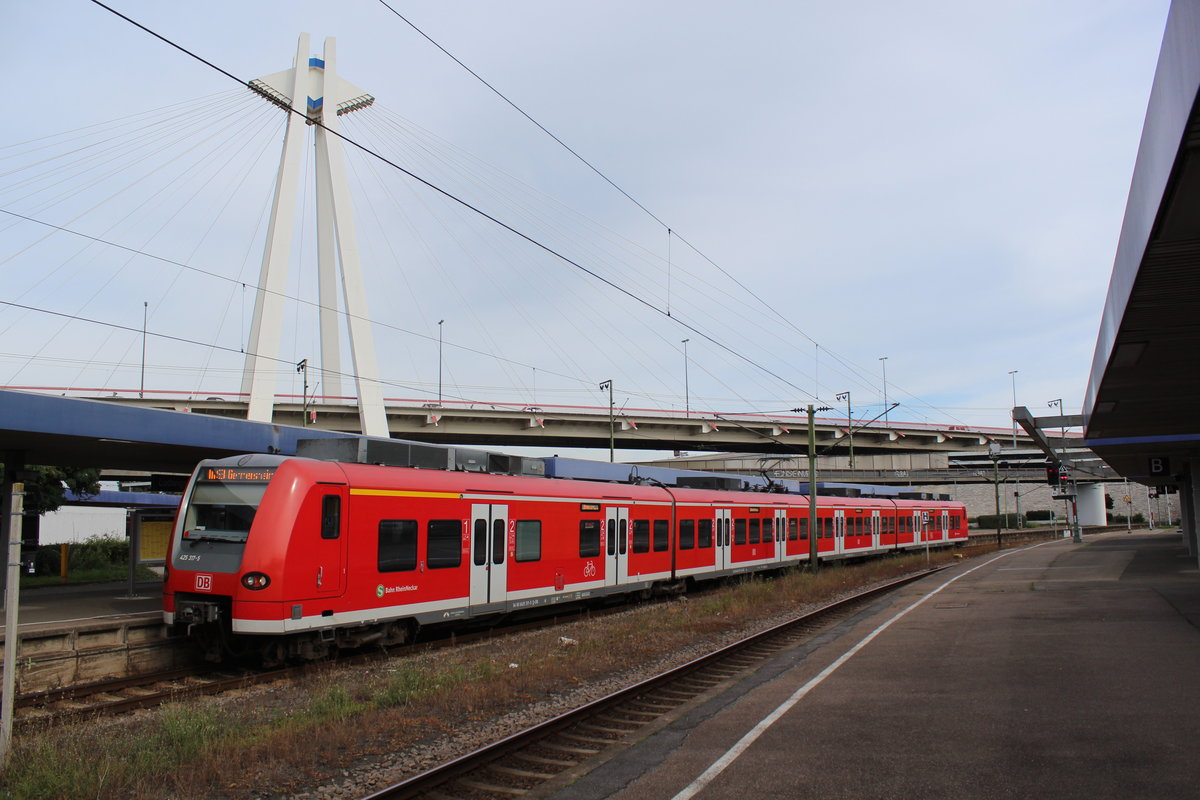 Am 04.10.2017 steht eine S3 nach Germersheim im Hauptbahnhof von Ludwigshafen. Wegen eines Fahrzeugdefekts mussten die Fahrgäste aus dieser S-Bahn aussteigen und mit einem Ersatzzug die Weiterreise nach Germersheim antreten.
