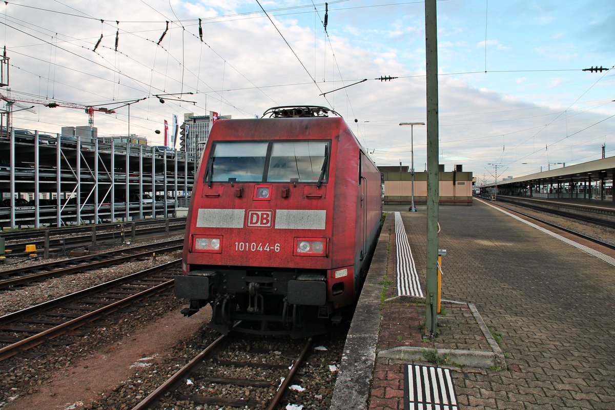 Am 04.11.2015 stand 101 044-6 südlich von Bahnsteig 2/3 in Basel Bad Bf abgestellt und wartete darauf am Abend den CNL nach Berlin zu bespannen.