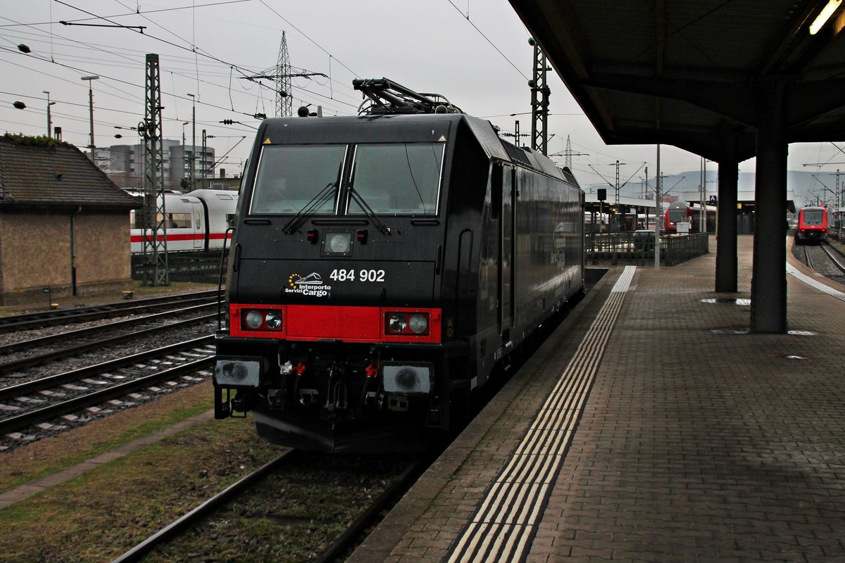 Am 04.12.2015 stand MRCE/ISC Re 484 902 abgestellt auf Gleis 99 in Basel Bad Bf. Sie befand sich auf dem Weg von Italien zum Bombadier-Werk in Kassel. Paar Tage nach der Aufnahme überführte railadventure die Lok in die Geburtsstadt.
