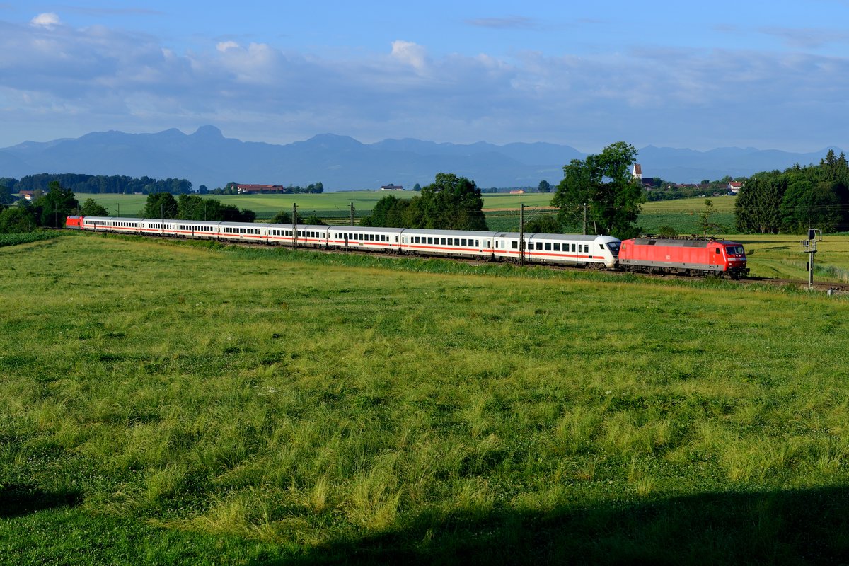 Am 05. Juli 2016 war wohl der Steuerwagen beim IC 1296 defekt, so dass 120 123 aushelfen musste. Früher war diese Baureihe täglich auf der KBS 950 zu Gast, heutzutage freut man sich über solche Ausnahmen. Das Foto entstand bei Haus in der Nähe von Ostermünchen.