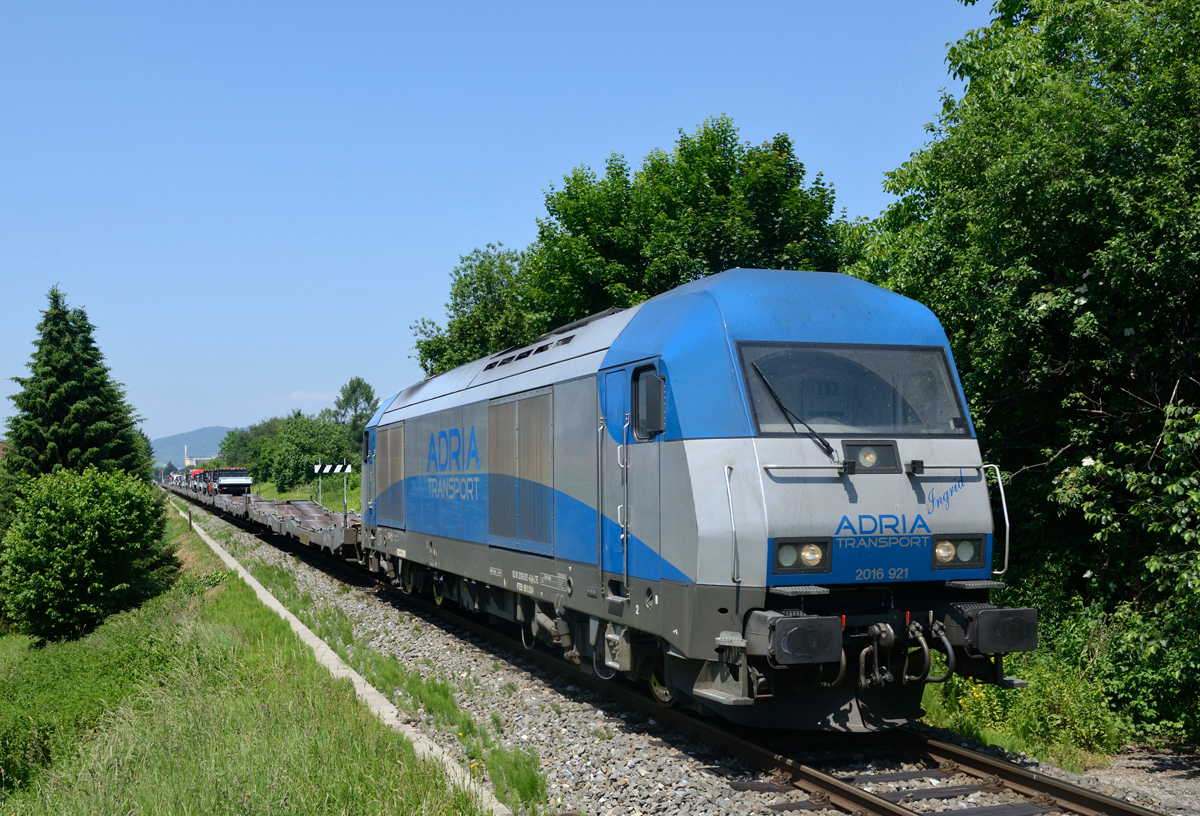 Am 05. Juni 2015 war die 2016 921  Adria Transport  mit dem LTE-Zug 41444 von Spielfeld-Straß nach Messendorf unterwegs, und wurde von mir entlang der steirischen Ostbahn fotografiert.