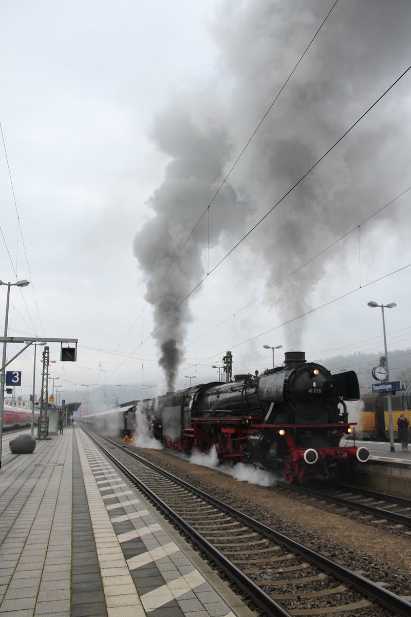Am 05. November 2016 waren 41 018 und 01 180 auf dem Weg zur Schiefen Ebene. Hier beim der Ausfahrt im Bahnhof Treuchtlingen Richtung Nürnberg.