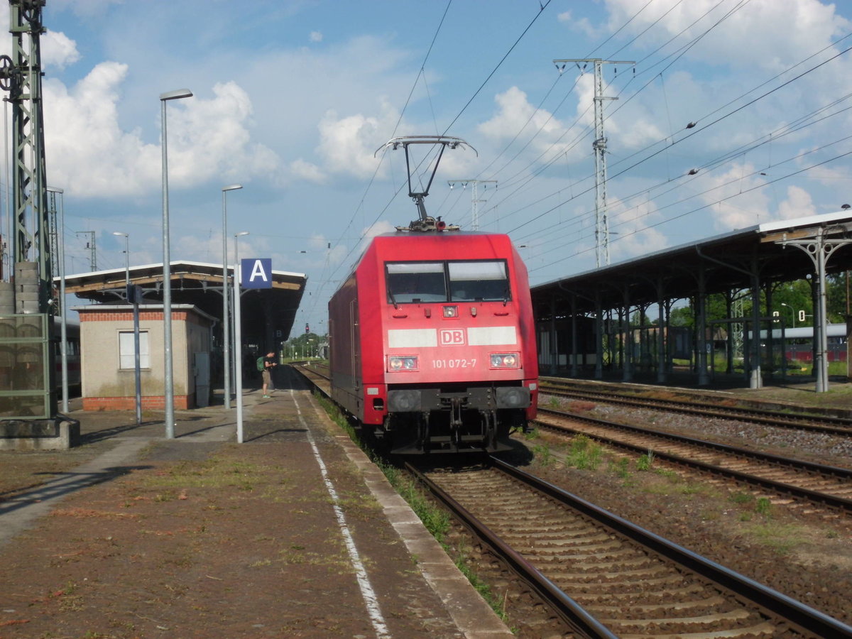 Am 05.06.2016 kam die 101 072 mit dem EC 174 als Umleiter aus Richtung Wittenberge nach Stendal nach dem Kopf machen fuhr sie weiter über Uelzen nach Hamburg.