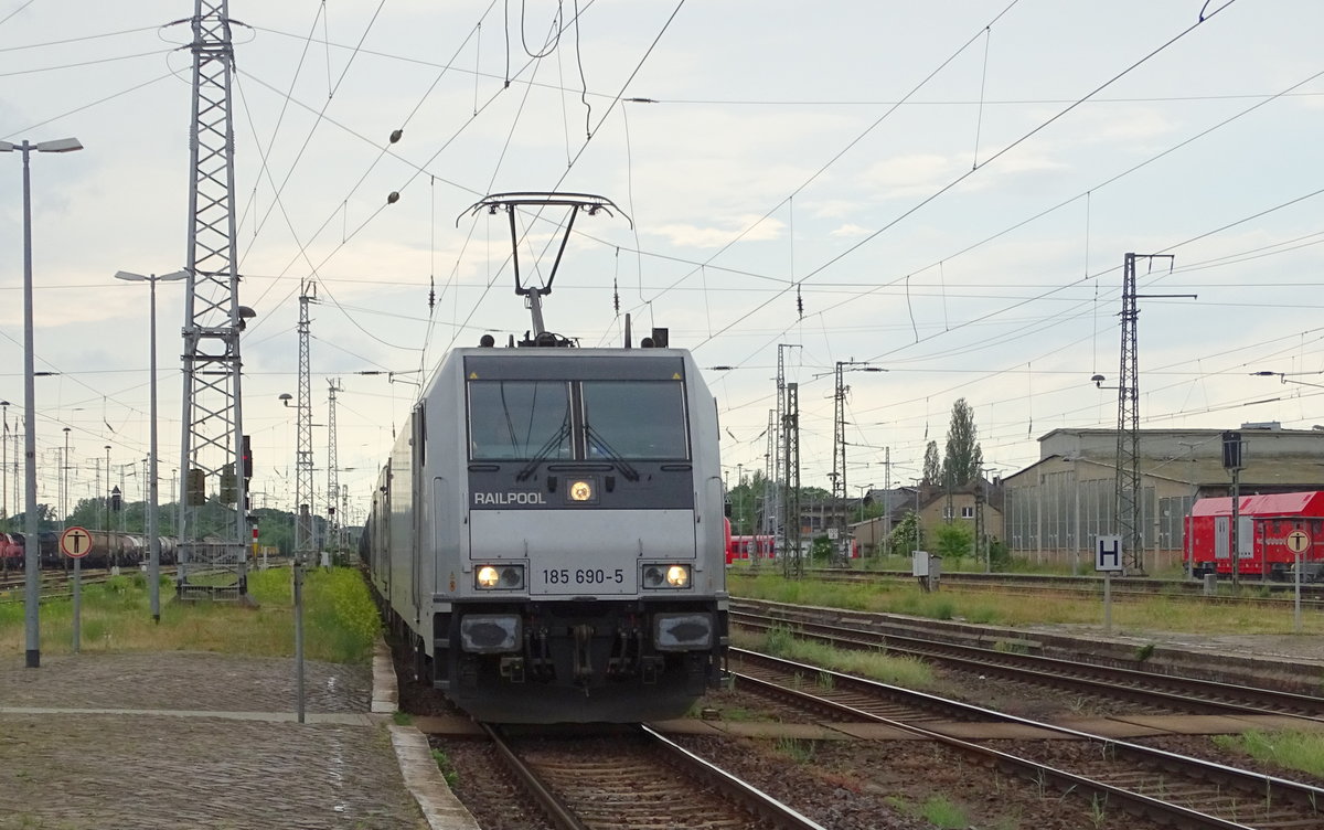 Am 05.06.2017 kam 185 690&185 545&185 557 mit einem Kesselzug aus Richtung Uelzen nach Stendal und fuhr weiter in Richtung Magdeburg.