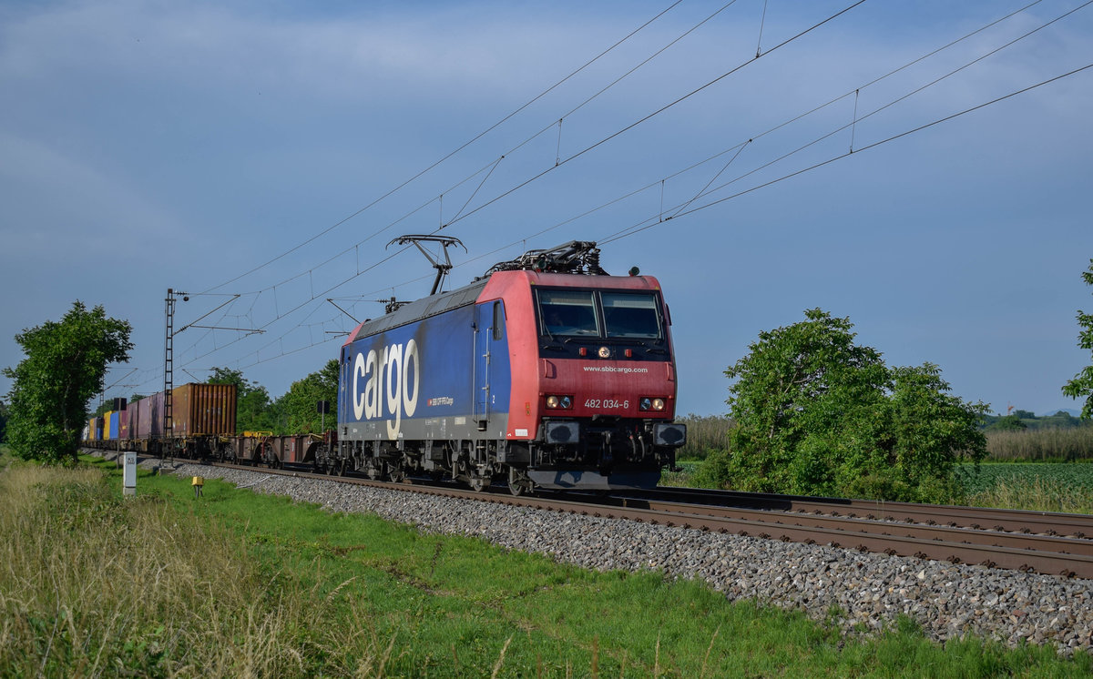 Am 05.06.2018 war 482 034 mit einer Fuhre Container auf dem Weg von Köln Eifeltor nach Milano Smistamento, hier südlich das Hp Buggingen.