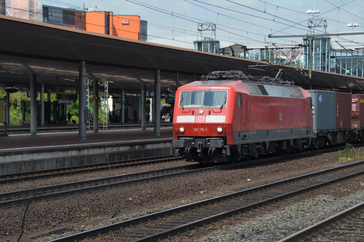 Am 05.07.2016 durchfährt 120 115-1 mit einem Güterzug den Bahnhof Kassel-Wilhelmshöhe.