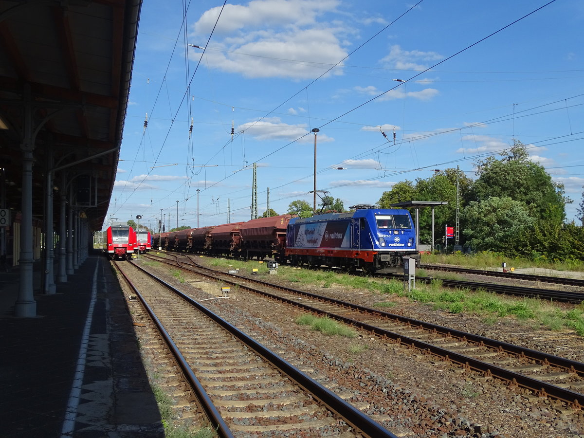 Am 05.08.2018 kam 187 317 mit einem Getreide/Dünngerzug aus Richtung Magdeburg nach Stendal.