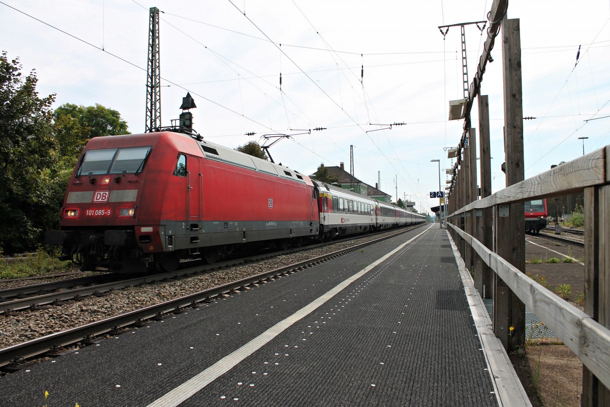 Am 05.09.2014 fuhr die 101 085-9 mit dem EC 6 (Zürich HB (Chur HB) - Hamburg Altona) aus dem Bahnhof von Müllheim (Baden).