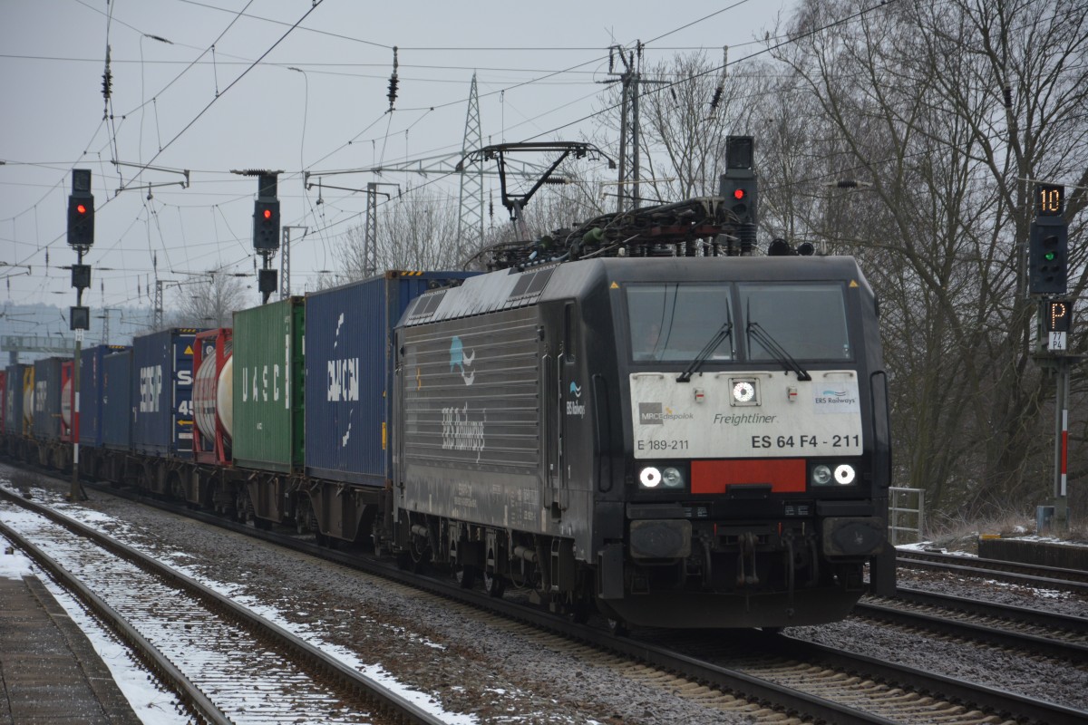 Am 06.02.2015 fährt diese MRCE Dispolok (E 189-211 (ES 64 F4-211)) mit einem Güterzug durch den Bahnhof Saarmund.
