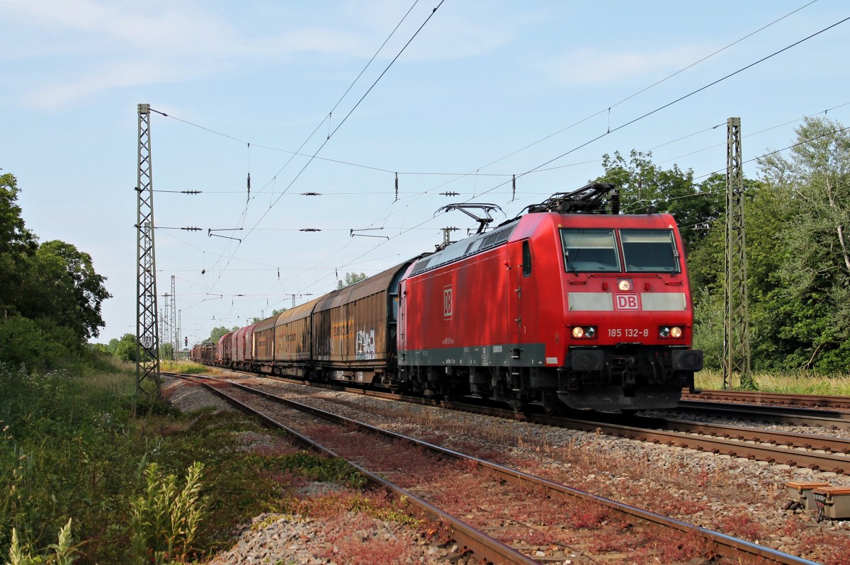 Am 06.06.2014 fuhr DBSC 185 132-8 mit einem gemischten Güterzug durch Orschweier in Richtung Süden.