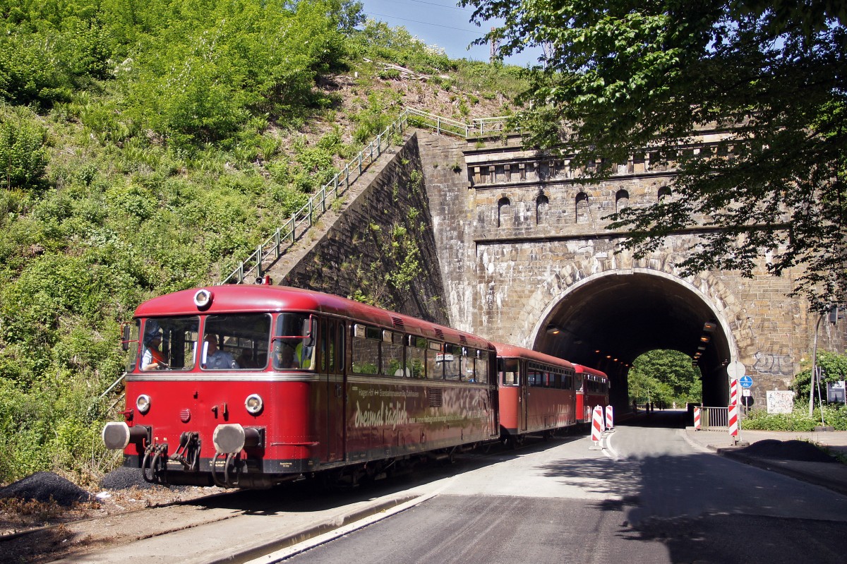 Am 06.06.2015 fährt der Uerdinger Schienenbus durch den Tunnel.
Der Kruiner Tunnel ist ein 89 m langer kombinierter
Eisenbahn- und Straßentunnel.
Durch den Tunnel führen die Ennepetalbahn sowie die Bundesstraße 7.
Der Schienenbus ist in Bochum-Dahlhausen beheimatet.