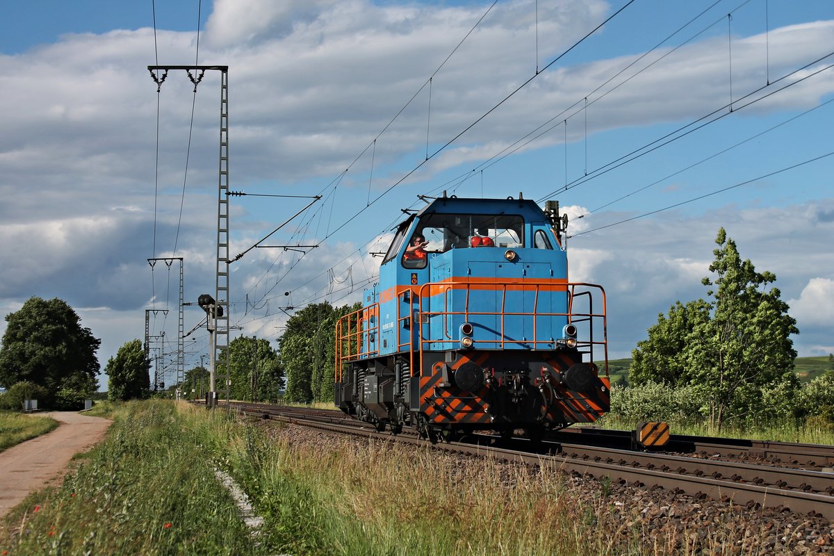 Am 06.06.2017 fuhr SWEG V102 (575 002-7) als Lokzug (Freiburg (Brsg) Rbf - Neuenburg (Baden)) bei Müllheim (Baden) durchs Markgräflerland und hatte nur noch wenige Kilometer bis zum Ziel vor sich.