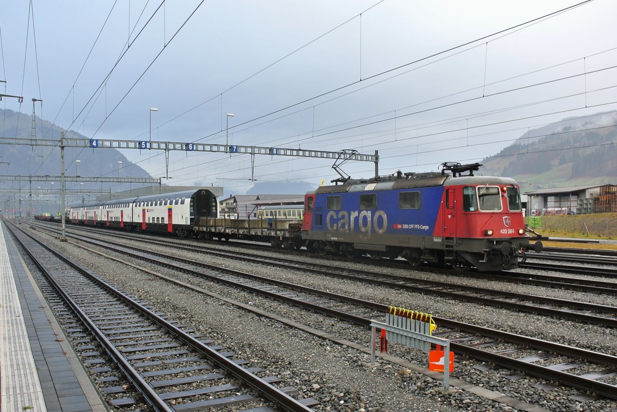 Am 06.12.18 überführte ich mit der Re 420 268-5 die 4 Twindexx Wagen welche am Vortag von Deutschland die Schweiz erreichten. Inklusive den Kupplungs- und Bremswagen verkehrte der Zug von Basel via Thun - Brig - Sion nach Villeneuve. Im Bild steht der Zug in Frutigen, von wo aus er via LBT statt Bergstrecke nach Brig umgeleitet wurde.  