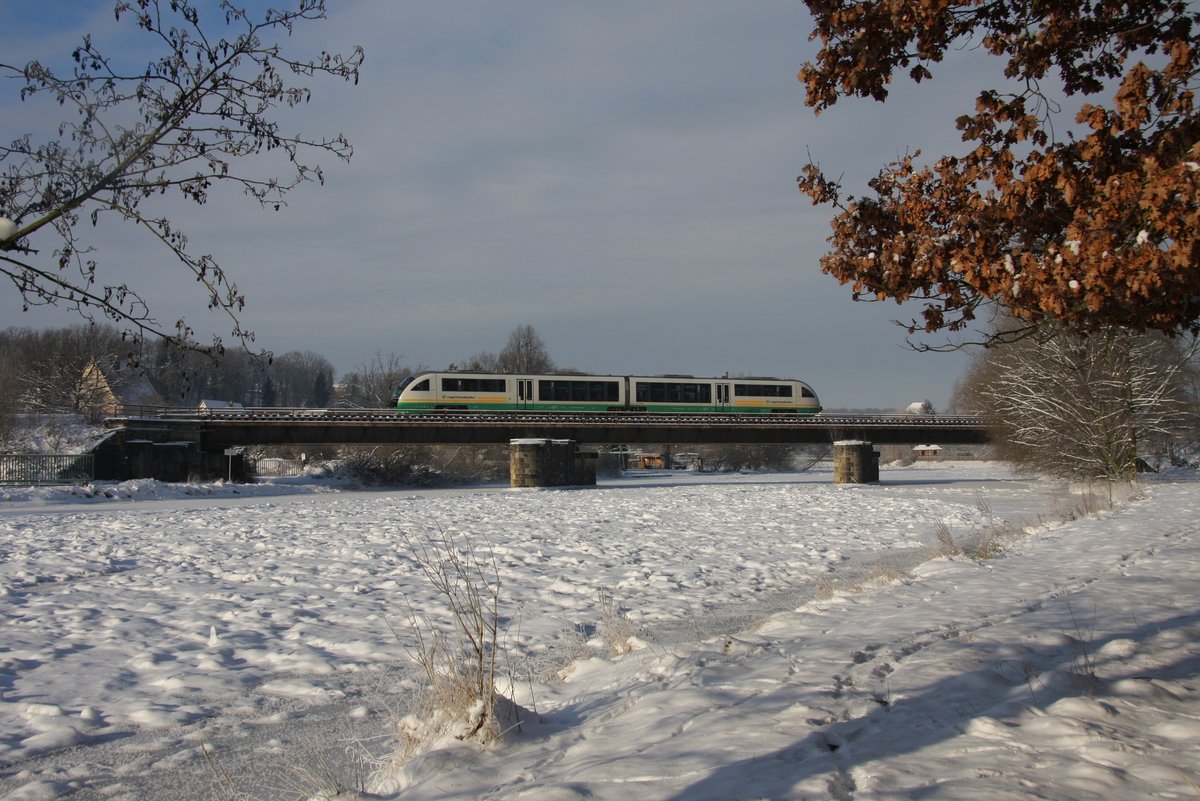 Am 07.01.2009 überquert VT18 der VBG die zugefrorene Weiße Elster in Wünschendorf als 83164, auf der Fahrt von Weischlitz nach Gera.