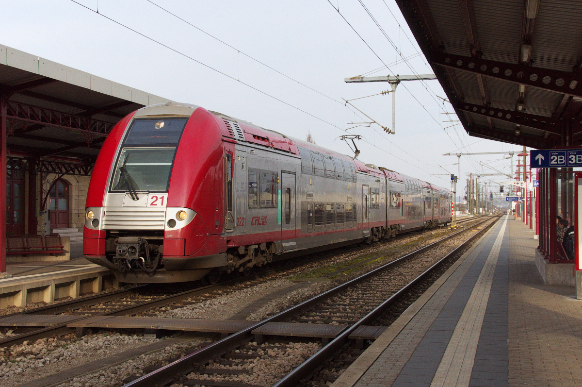 Am 07.03.2014 war CFL 2221 als RE von Luxembourg nach Longwy unterwegs, hier beim Zwischenhalt in Pétange. Bahnstrecke 6f Esch-sur-Alzette - Pétange.