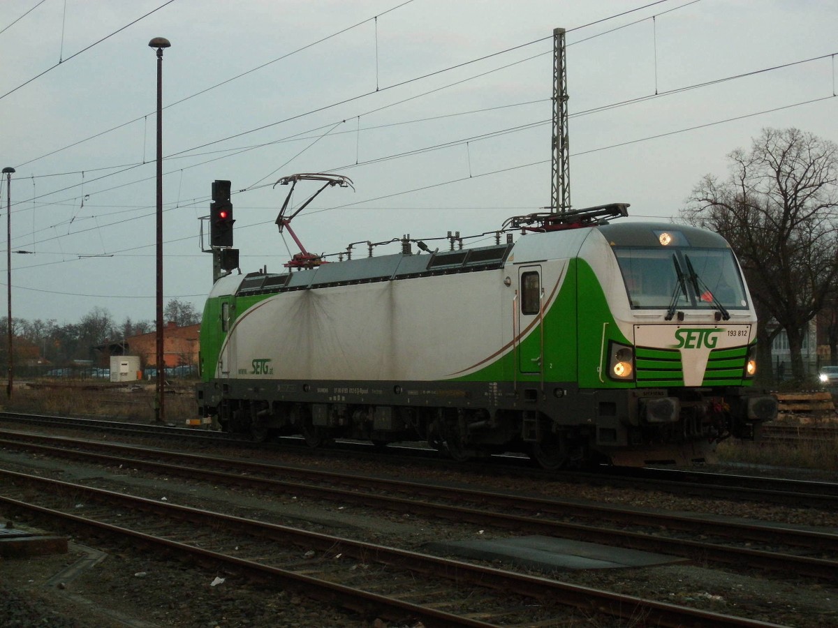 Am 07.03.2016 kam 193 812 mit einem Hackschnitzelzug aus Richtung Borstel nach Stendal.Nach ihrem Umsetzen ging es weiter in Richtung Hannover. 