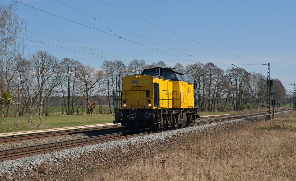 Am 07.04.18 kam die Elster der BLG, 203 135, nach 2 Stunden ohne Anhang aus Richtung Roßlau auf dem Gegengleis Richtung Magdeburg zurück. Im Einsatz für Alstom rollte sie durch Jütrichau. 