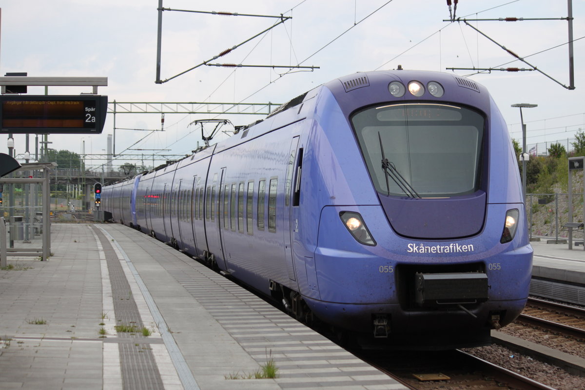 Am 07.07.2017 erreicht die X61 Garnitur Nr.055 gemeinsam mit einem weiteren Coradia Nordic den Bahnhof Malmö Hyllie als Pågatåg nach Trelleborg.