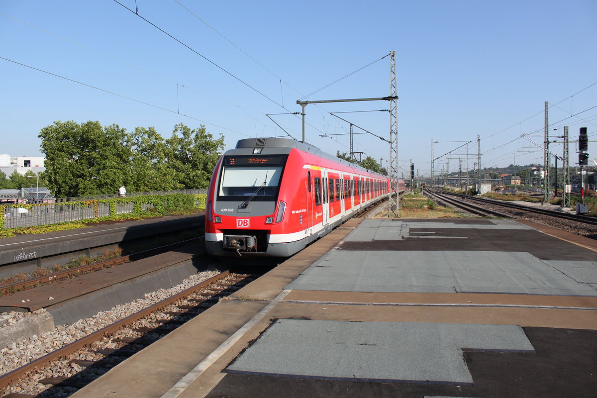 Am 07.08.2015 erreicht eine Doppeltraktion BR 430 als S1 den Bahnhof Untertürkheim aus Richtung Norden.