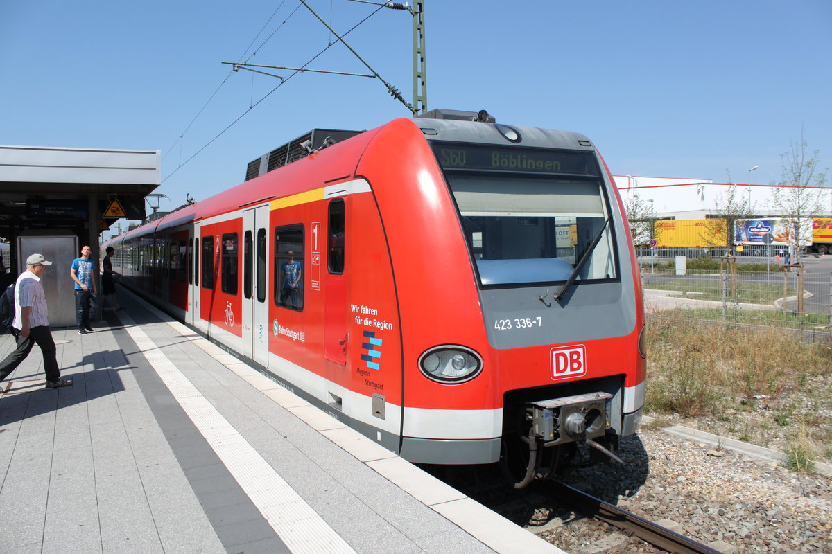 Am 07.08.2015 steht 423 336 als S60 nach Böblingen im Bahnhof Renningen.