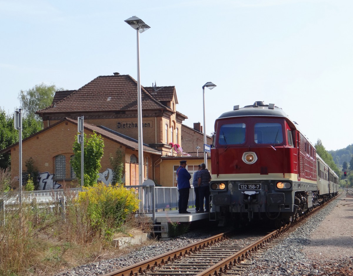 Am 07.09.13 ging es mit dem Eisenbahnmuseum Leipzig und der LEG 132 158 nach Meiningen zu den XIX Dampfloktagen. Hier beim halt in Dietzhausen.