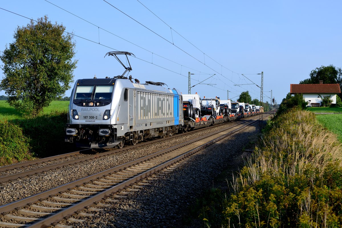 Am 08. September 2017 konnte ich diese interessante Sonderleistung am ehemaligen Block Hilperting aufnehmen: Die an Lokomotion vermietete 187 308 von Railpool brachte einen mit neuen Volvo-Sattelschleppern beladenen Zug in Richtung Tauern.