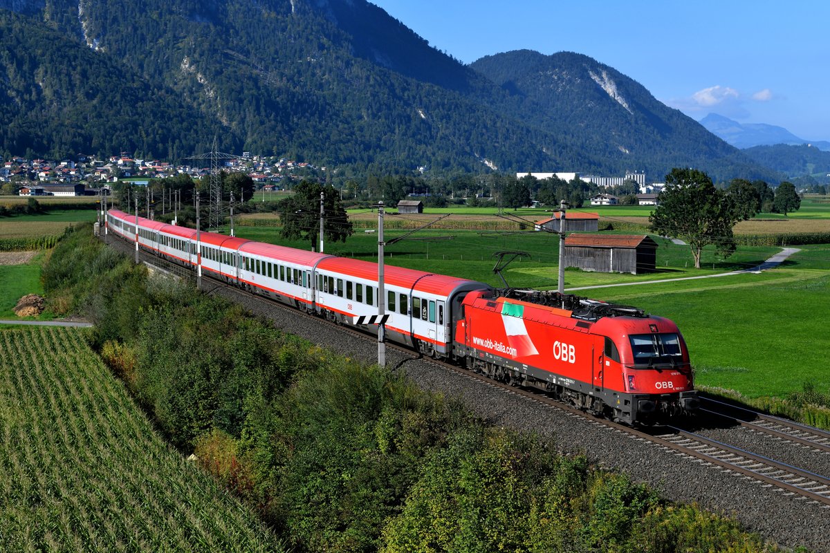 Am 08. September 2018 brachte  Flaggenlok  1216.011 den EC 83 von München HBF nach Verona P.N. und konnte bei Langkampfen im unteren Inntal fotografiert werden.