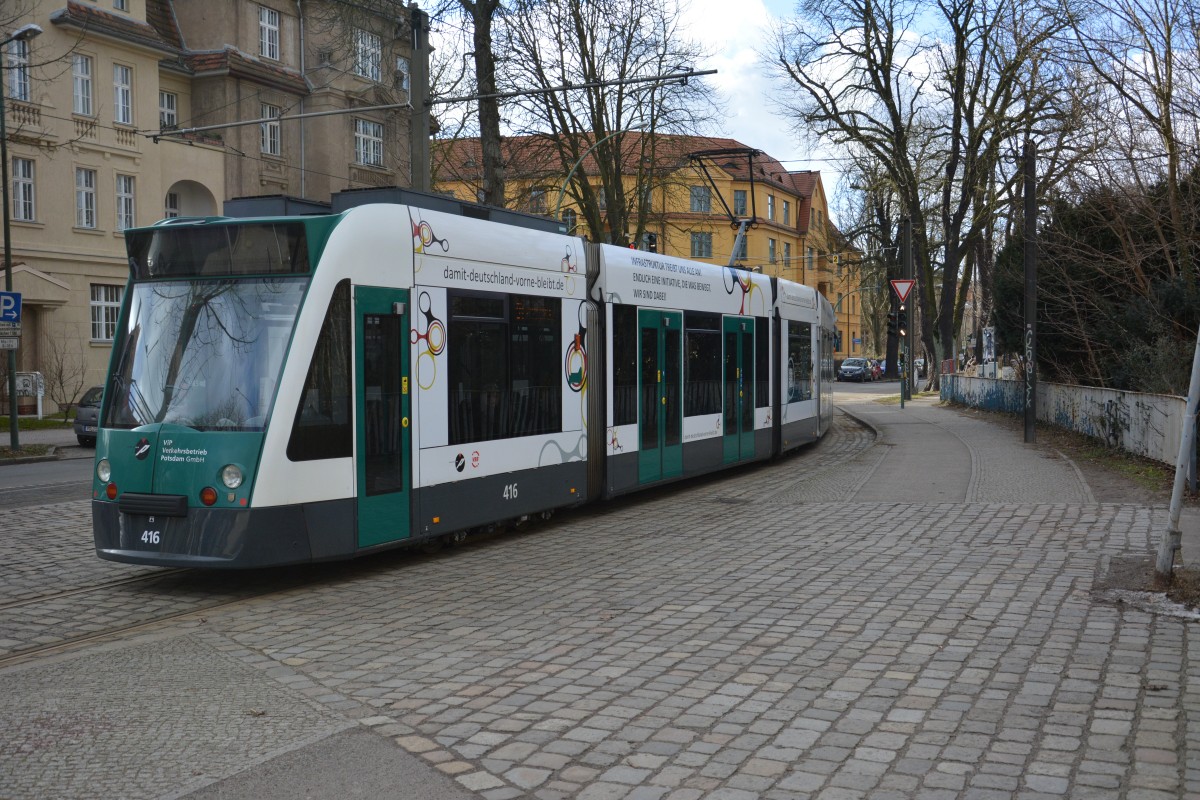 Am 08.02.2015 fährt diese Siemens Combino  416 Offenbach  auf der Linie 94. Aufgenommen an der Haltestelle Potsdam Schloß Charlottenhof.
