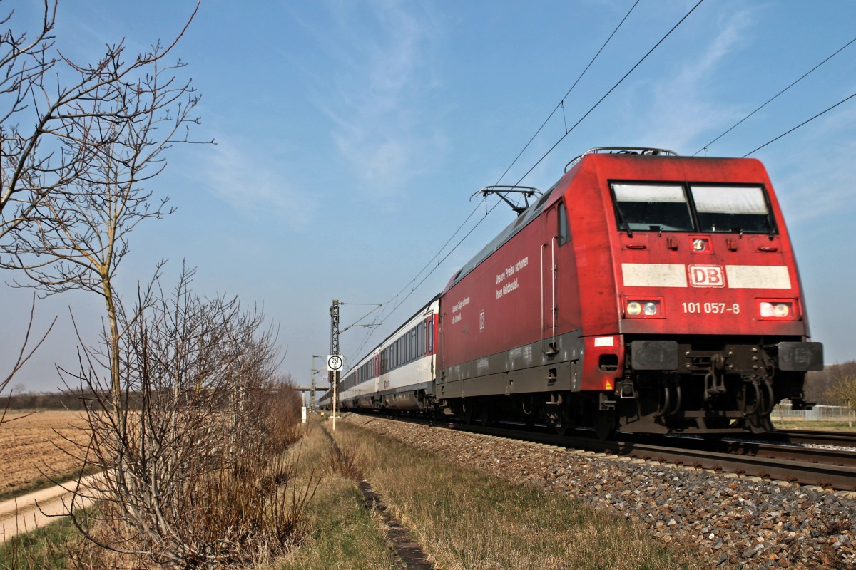 Am 08.03.2014 wurde der EC 9 (Hamburg-Altona - Zürich HB) von der Hamburger 101 057-8 bespannt, als sie mit ihren 11 Wagen bei Hügelheim gen Müllheim (Baden) vorbei fuhr.