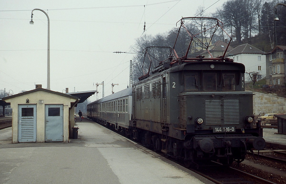 Am 08.04.1979 steht 144 126-0 mit einem Nahverkehrszug nach Lichtenfels abfahrbereit im Bahnhof Coburg